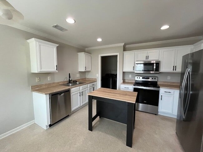 Building Photo - Welcome to this well-appointed 3-bedroom, 2-bath home in Leland, NC