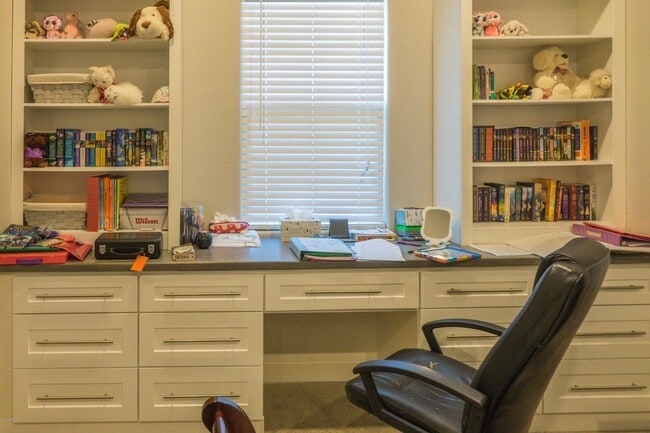 Building Photo - Gorgeous 4 Bed + den Single Level Home in gated community in North Peoria with RV Gate / BBQ!!