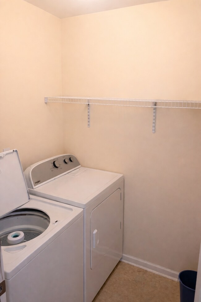 Building Photo - Three Bedroom Townhome Available!