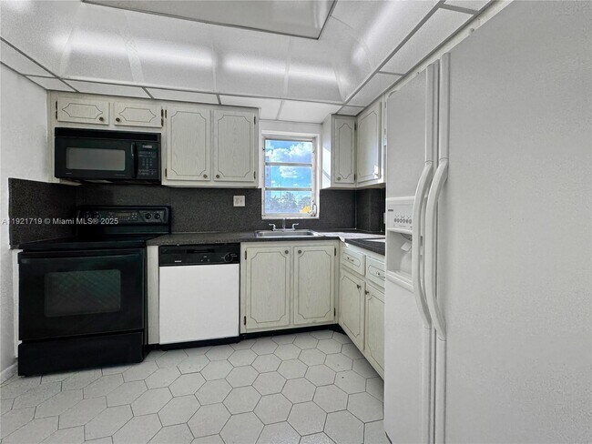 Building Photo - 2200 E Hallandale Beach Blvd