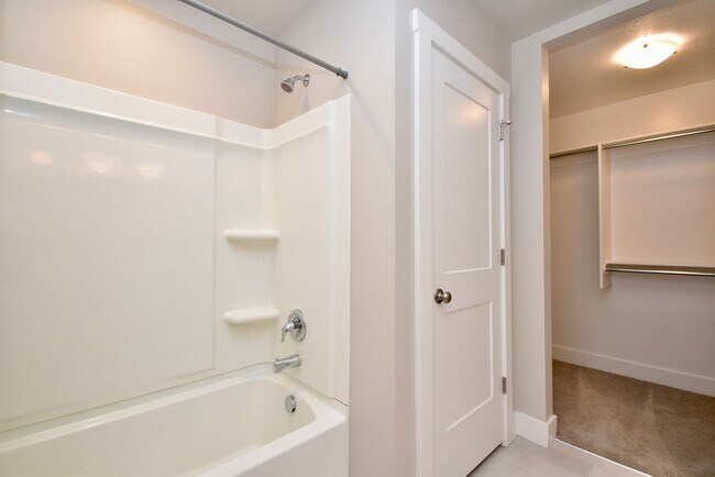 Building Photo - 3 Bedroom 2.5 Bath Townhome in West Haven!!