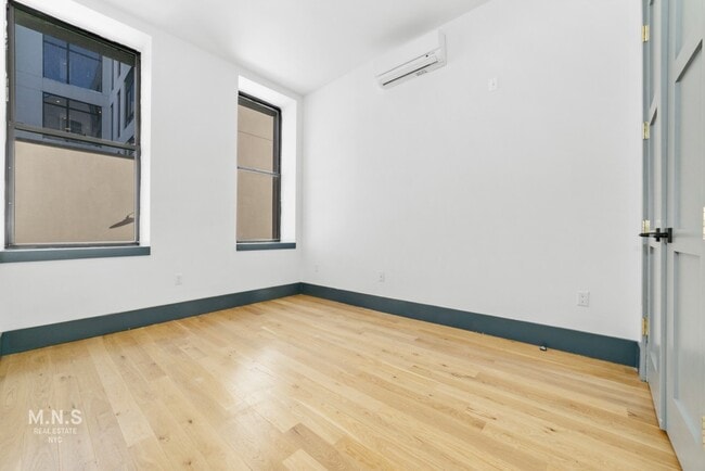 Building Photo - 23 Menahan St