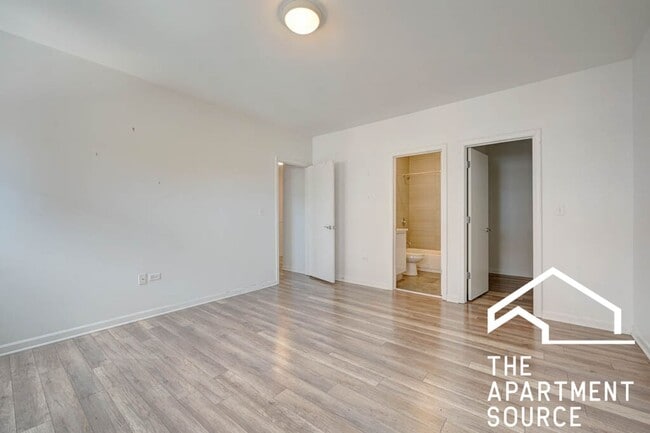 Building Photo - Humboldt Park 2 Bed/2.5 Bath Duplex w/ In Unit Laundry