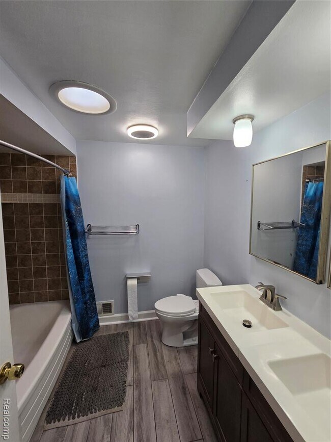 Building Photo - 2310 Cumberland Dr
