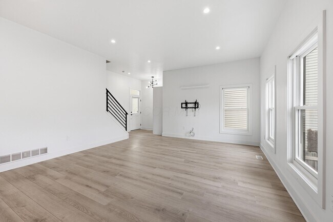 Building Photo - 1102 Summit St