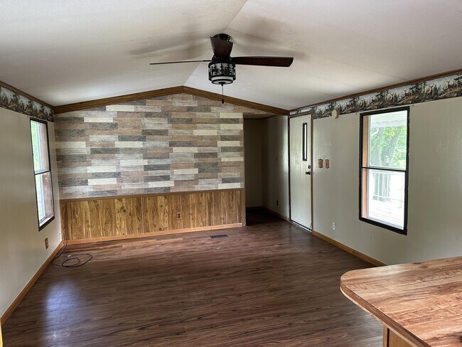 Building Photo - 1967 Chatsworth Ln