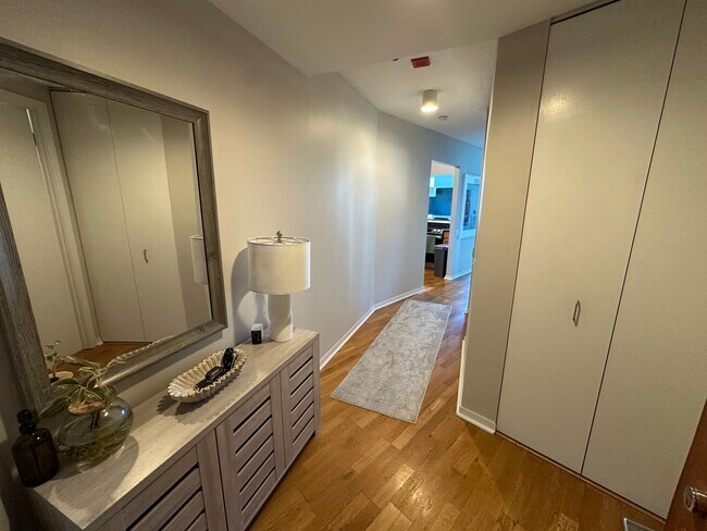 Building Photo - 400 N La Salle Dr