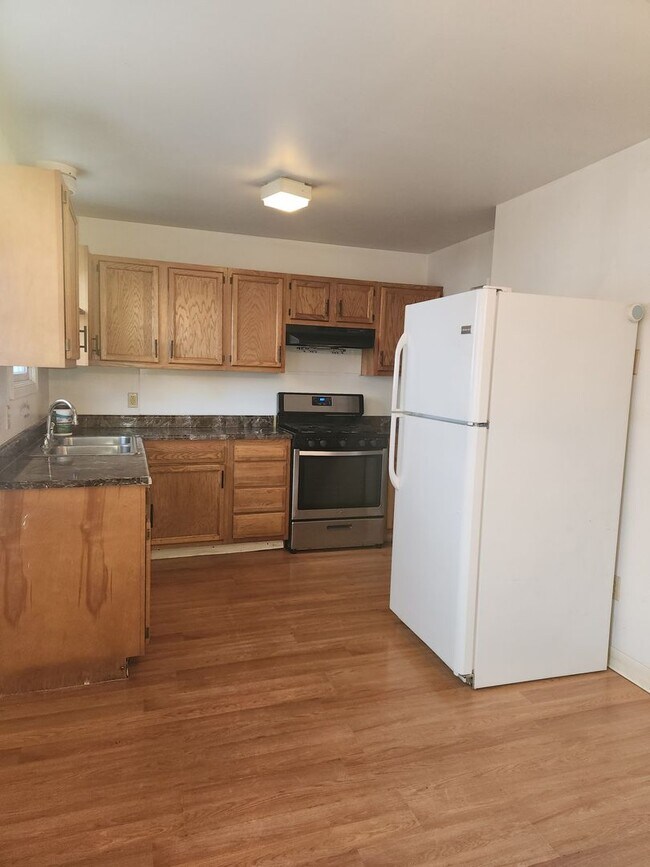 Building Photo - 811 E King St