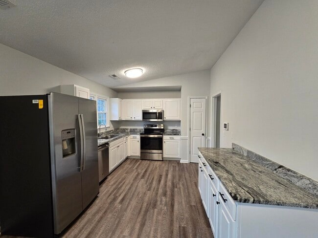 Building Photo - 620 Rainbow Dr