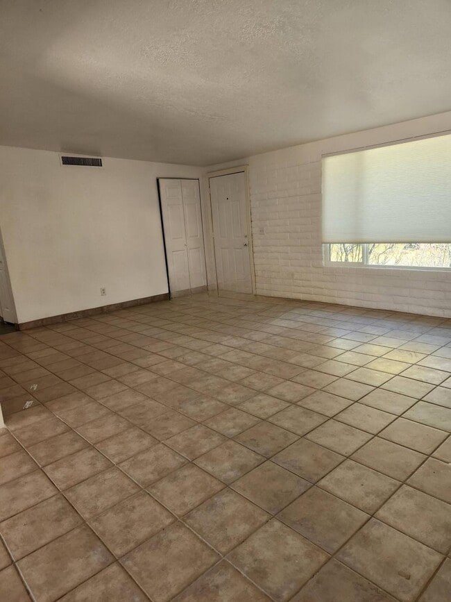 Building Photo - 5651 E Cooper St