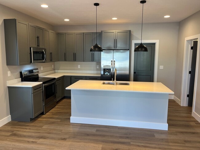 Building Photo - 601 E Miller Dr