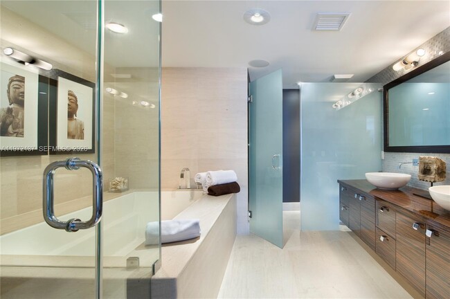 Building Photo - 5875 Collins Ave