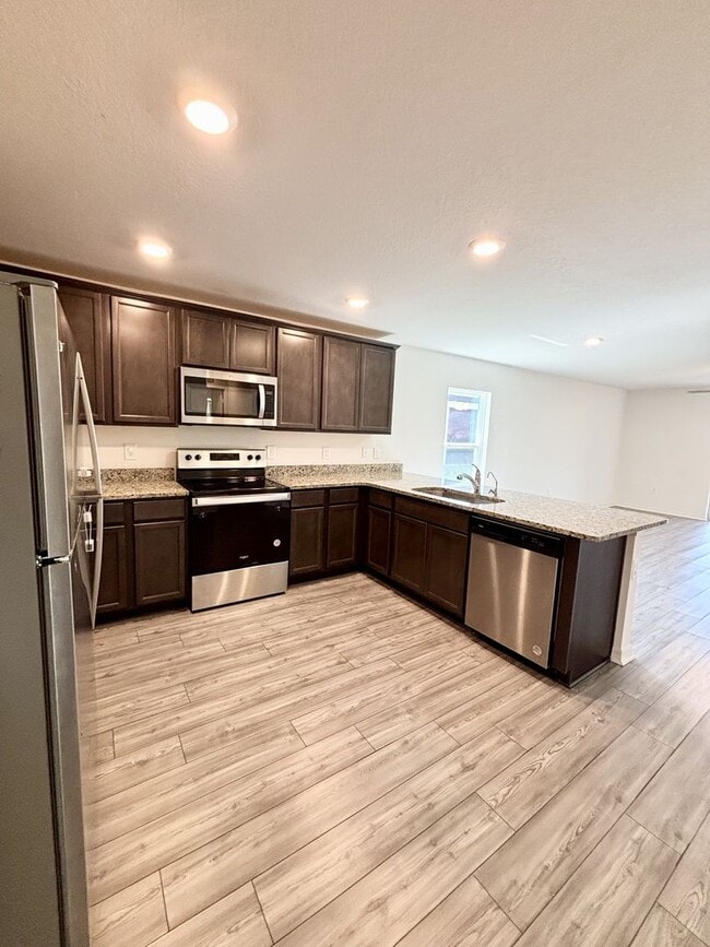 Building Photo - Your Dundee 4Beds/2Baths dream home – conv...