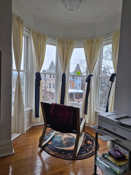 Master Bedroom - 1225 W Walnut St