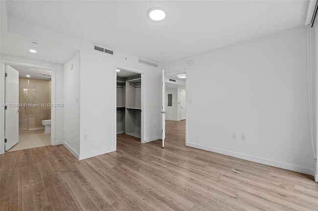 Building Photo - 1500 Bay Rd