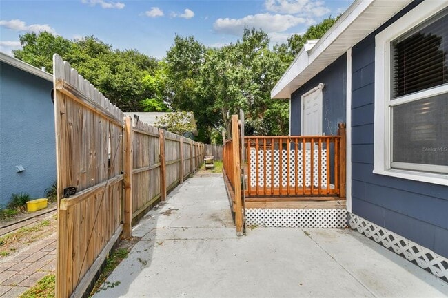 Building Photo - 308 N Gomez Ave