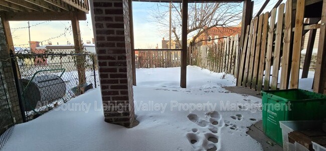 Building Photo - 1037 E 4th St