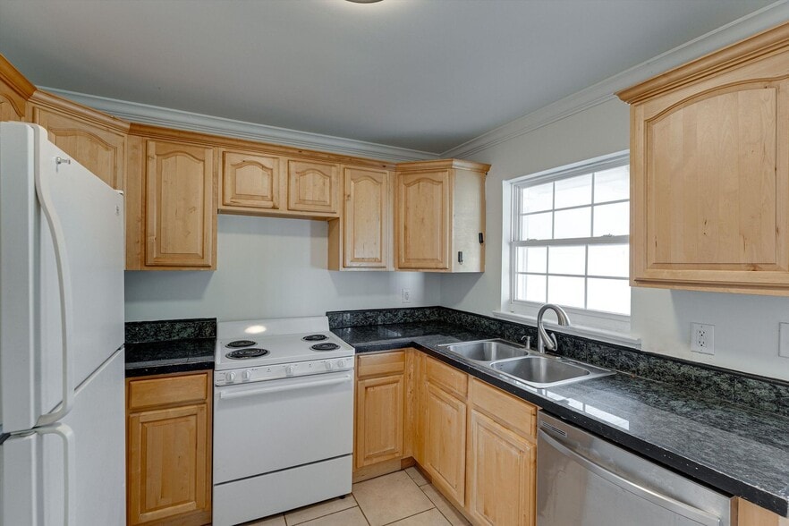 Building Photo - 4910 Golfview Dr