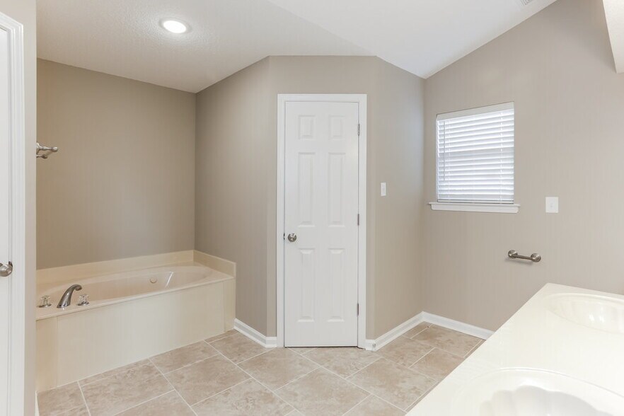 Building Photo - 4241 Meadow Creek Dr