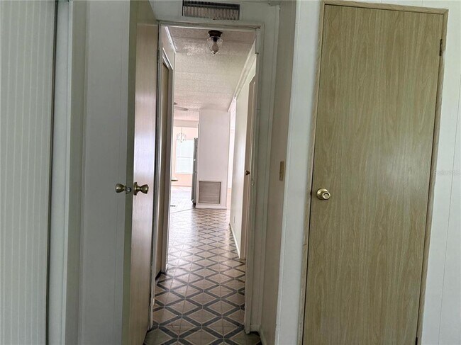 Building Photo - 3221 SE 39th Ave