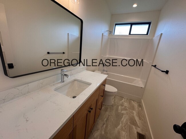 Building Photo - Brand New 3-Bed, 2.5-Bath Townhouse in Coburg