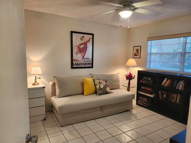 Building Photo - 330 NE 26th Ave