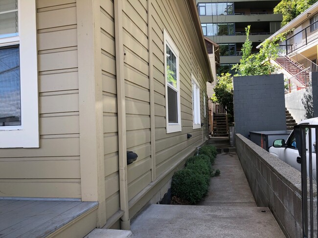 Building Photo - Light and bright one bedroom near PSU in S...
