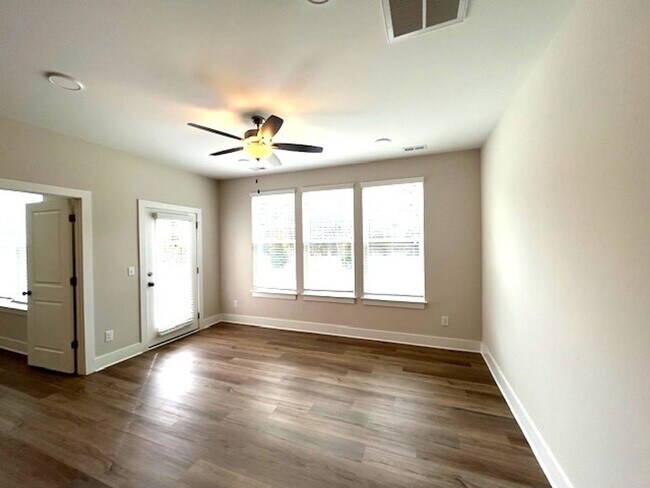 Building Photo - ~~ Charming Townhome in                   ...