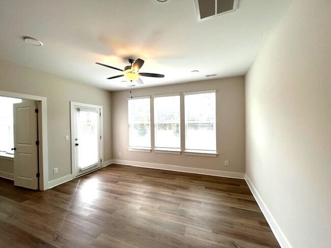 Building Photo - ~~ Charming Townhome w/Bonus Room in Meban...