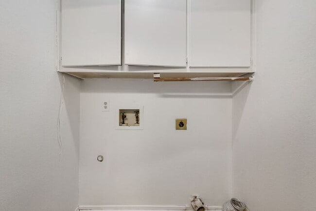 Building Photo - Quiet & Bright Home in Irving