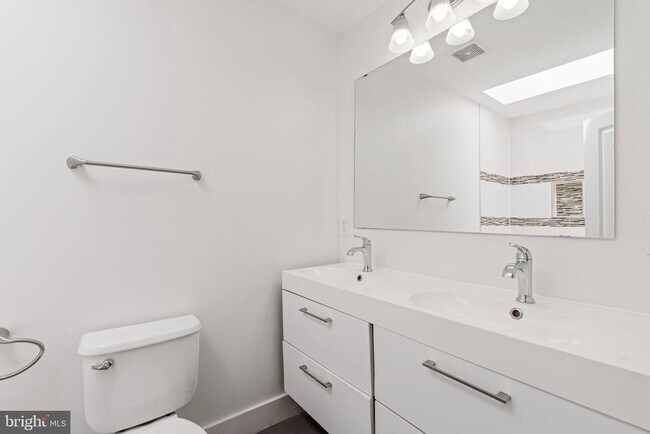Building Photo - 1110 Orren St NE