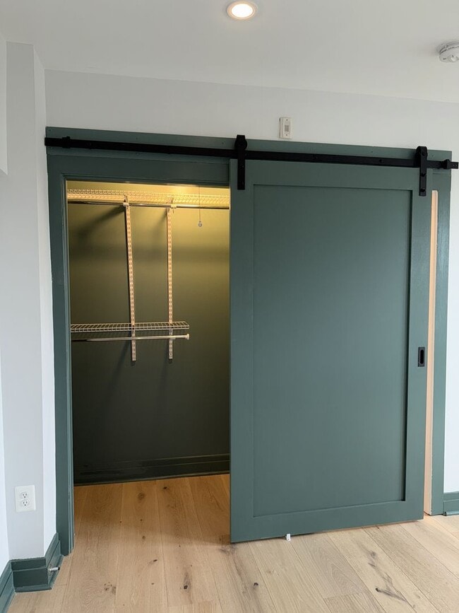 Building Photo - Bright Top-Floor 1BR Condo in Columbia Hei...