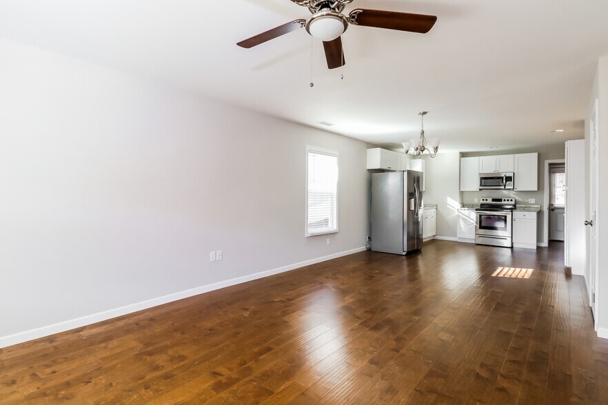 Building Photo - 408 Little Sycamore Ln