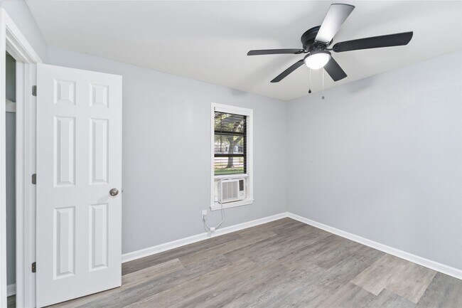 Building Photo - 9946 Algiers Rd