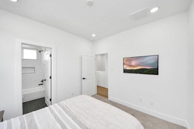 Building Photo - 2424 Harrington St