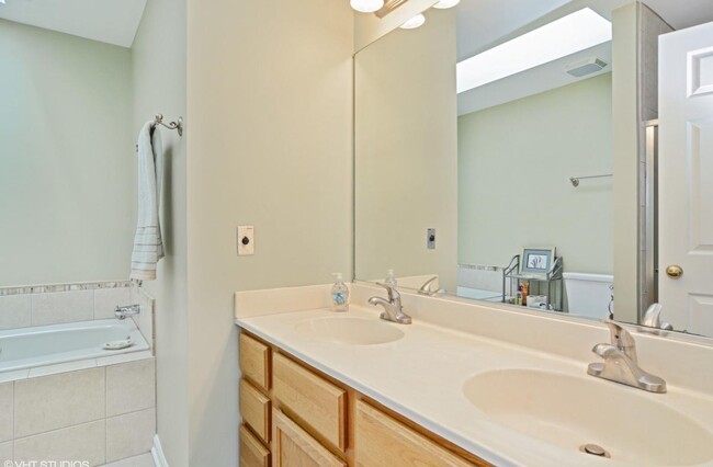 Building Photo - 544 W Parkside Dr