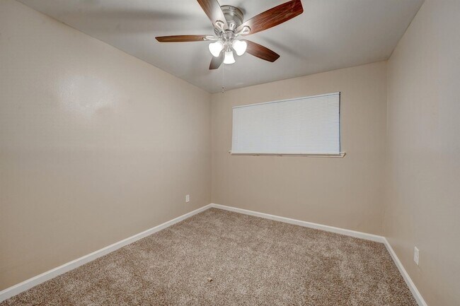 Building Photo - 6331 Oaknut Dr