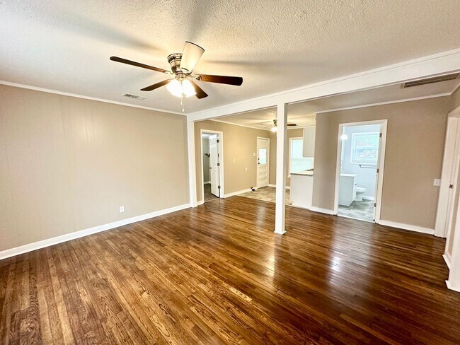 Building Photo - Recently Remodeled 3 Bedroom!
