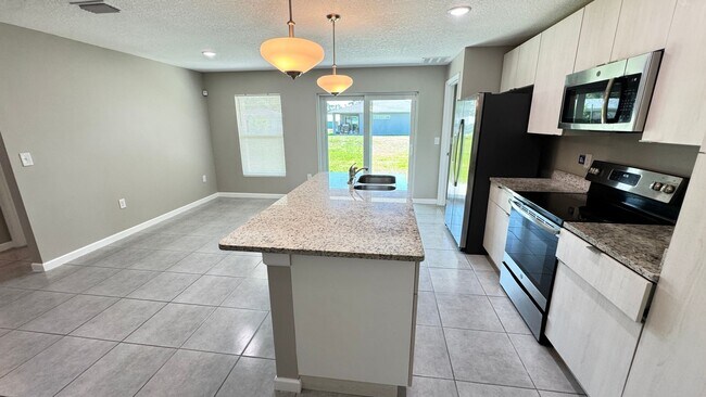 Building Photo - 851 San Filippo Dr SE