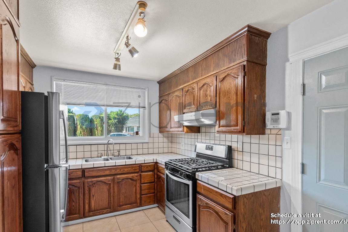 Building Photo - 128 Azalia Dr