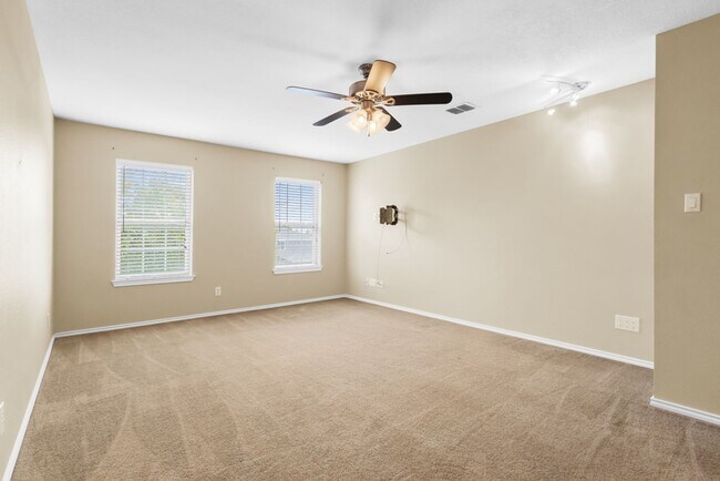 Building Photo - 157 Carmel Dr