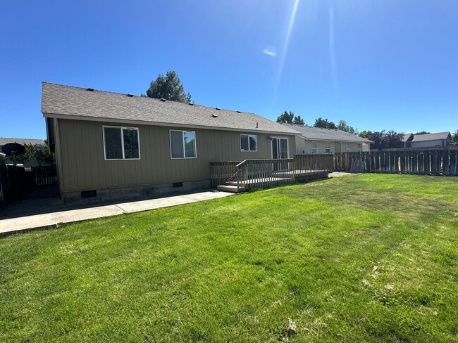 Building Photo - 3025 SW Reindeer Ave