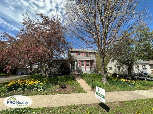 Building Photo - 3 Bedroom Home in North St. Paul