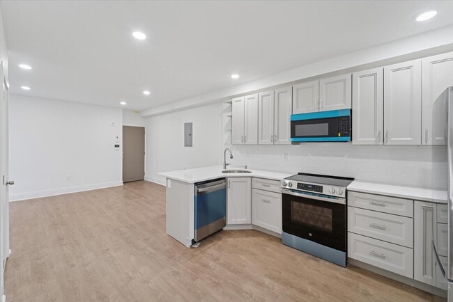 Building Photo - 812 W Roosevelt Blvd