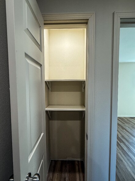 Building Photo - 256 E Outer Rd