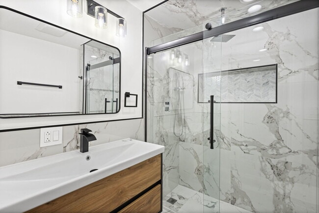 Building Photo - 3934 N Sawyer Ave