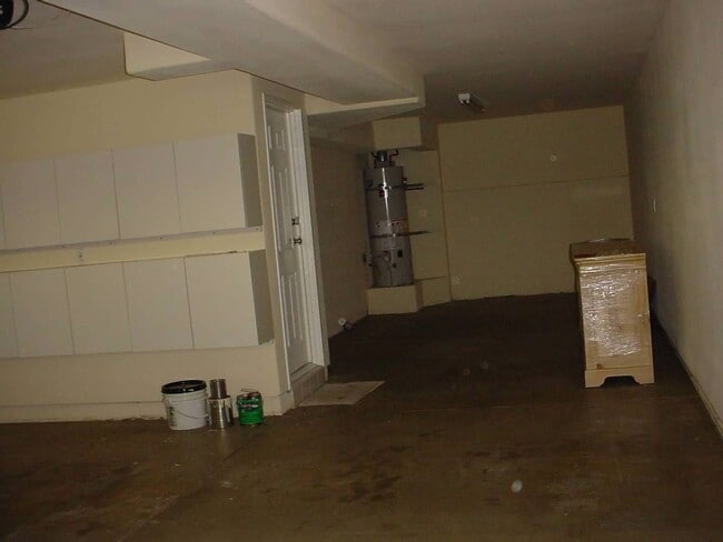 Garage - 5582 W 190th St