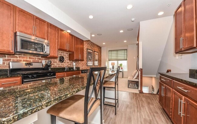 Building Photo - Stylish townhouse in ideal Frederick locat...