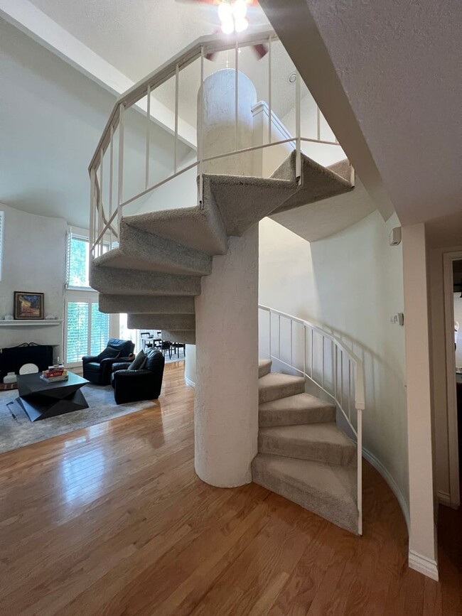 Building Photo - 2 bed, 2 1/2 bath townhome in fantastic lo...