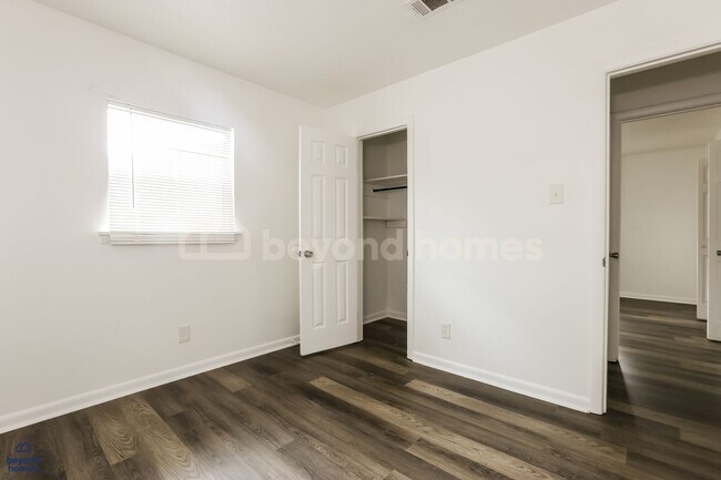 Building Photo - Welcome to your absolutely adorable, move-in ready 3 bed, 1 bath!